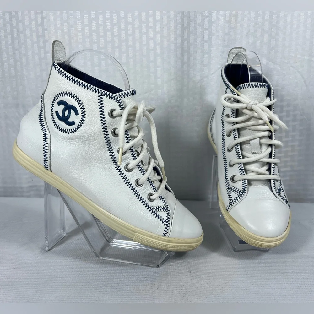 7156: Chanel Leather High-Top Sneakers White Navy CC Logo EU 35